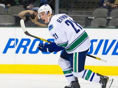 Schneider almost perfect in Dallas, leads Canucks to victory