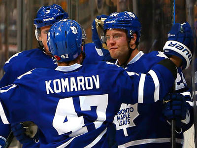 Komarov  leads Maple Leafs over Rangers