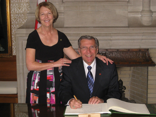 SNAPSHOT - MP Guy Lauzon sworn in to 41st Parliament
