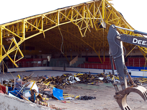 SNAPSHOT - The end of an era, Si Miller being demolished
