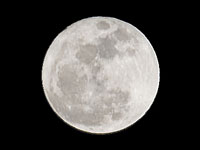 SNAPSHOT - Supermoon offers super sight in the night sky